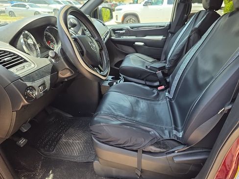 Used 2019 Dodge Grand Caravan SE FWD image 3