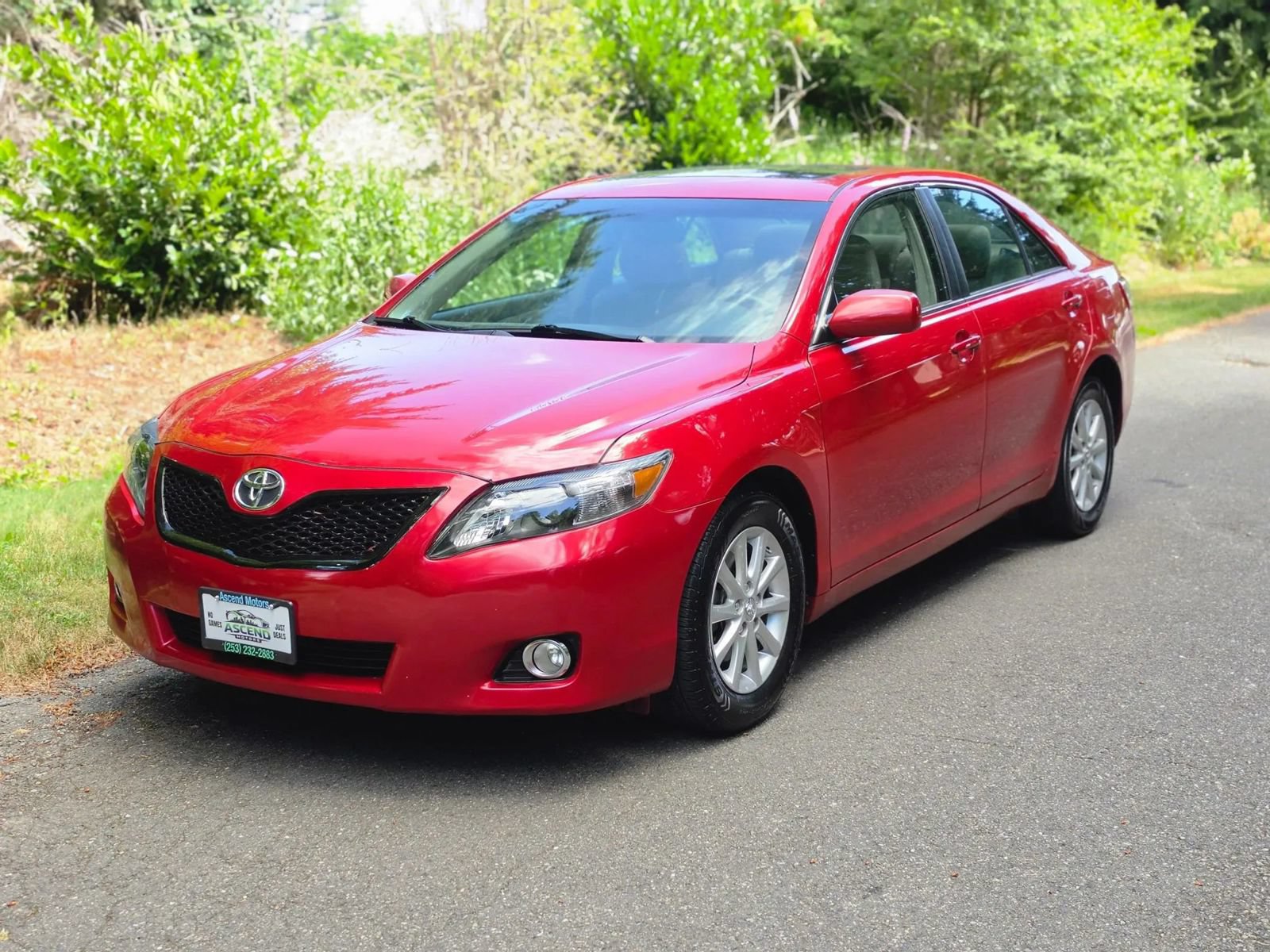 Used 2011 Toyota Camry XLE FWD image 1