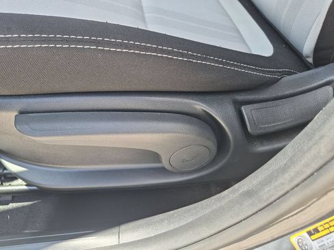 Used 2025 Hyundai Venue SEL FWD image 14