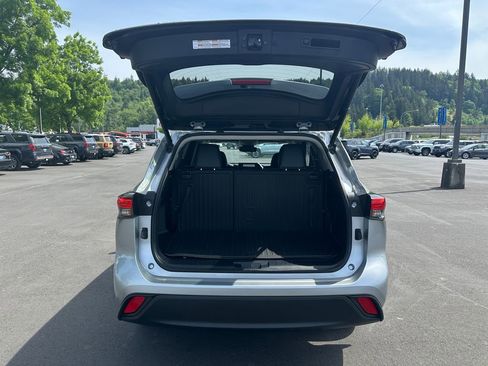 Used 2023 Toyota Highlander XLE FWD image 11