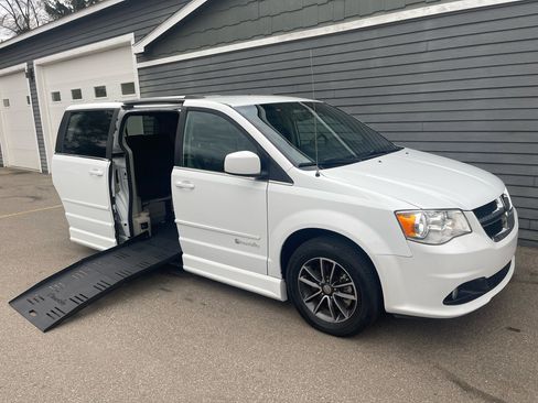 Used 2017 Dodge Grand Caravan SXT image 3
