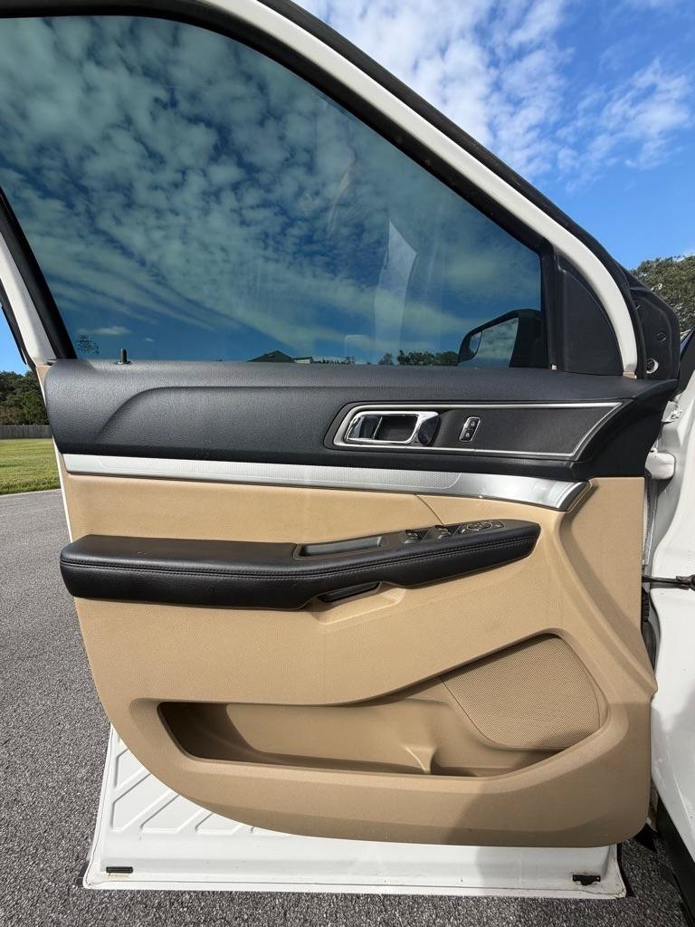 Used 2016 Ford Explorer XLT w/ Equipment Group 202A FWD image 9