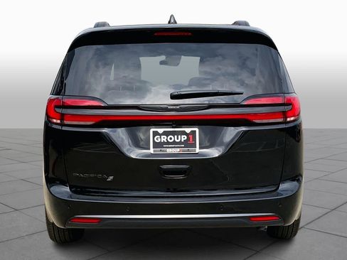 New 2026 Chrysler Pacifica Select image 4