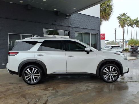 Certified 2025 Nissan Pathfinder Platinum image 8