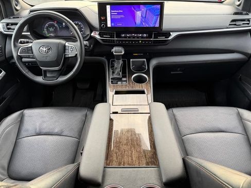 Certified 2025 Toyota Sienna Platinum AWD/4WD image 21