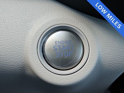 Used 2025 Hyundai Venue SEL FWD image 24