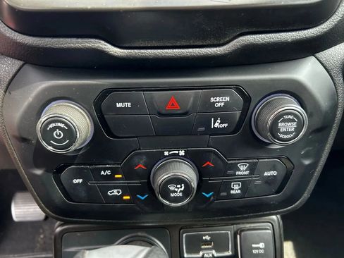 Used 2021 Jeep Renegade Latitude AWD/4WD image 22