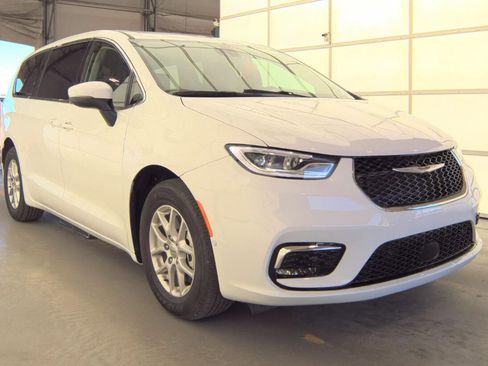 Used 2023 Chrysler Pacifica Touring-L image 2