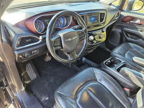 Used 2020 Chrysler Pacifica Touring-L image 11