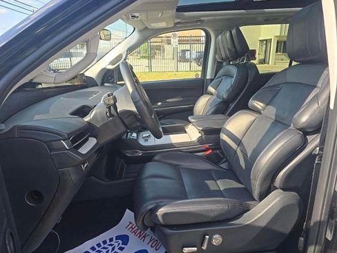 Used 2025 Lincoln Navigator Reserve image 3