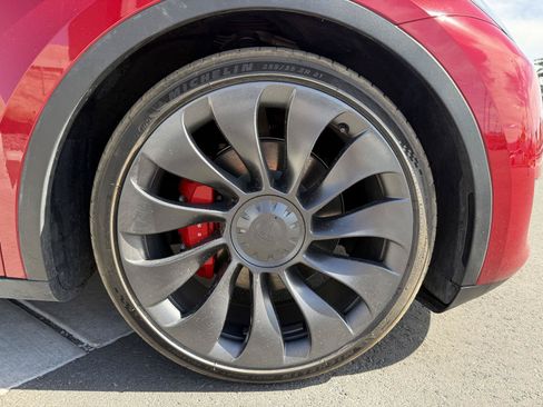 Used 2023 Tesla Model Y Performance AWD/4WD image 10