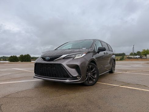 Used 2022 Toyota Sienna XSE FWD image 2