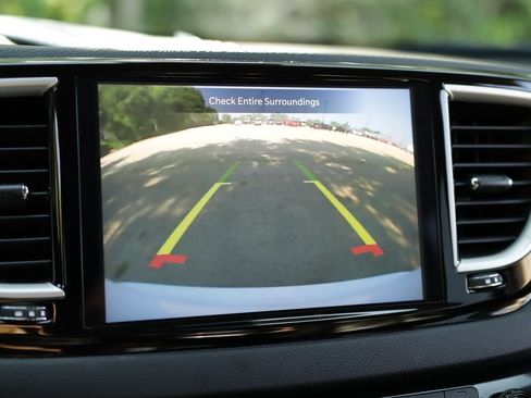 Used 2023 Chrysler Pacifica Touring-L FWD image 14