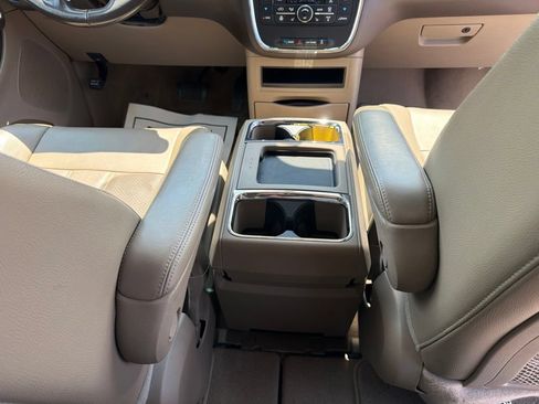 Used 2013 Chrysler Town & Country Touring-L w/ Driver Convenience Group FWD image 23