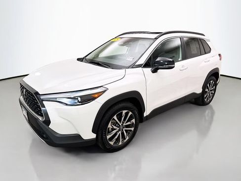 Used 2025 Toyota Corolla Cross XLE w/ Convenience Package FWD image 3
