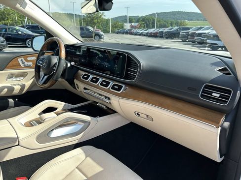 Used 2022 Mercedes-Benz GLS 450 4MATIC image 15