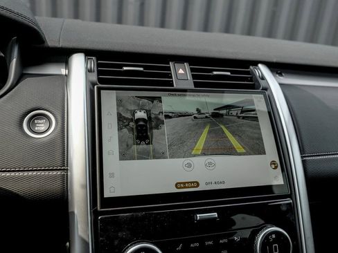 Used 2025 Land Rover Discovery Dynamic SE AWD/4WD image 13