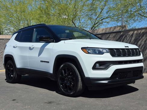 Used 2023 Jeep Compass Latitude AWD/4WD image 2