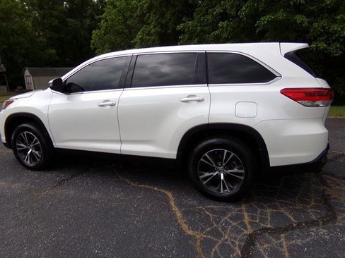 Used 2019 Toyota Highlander LE AWD/4WD image 9