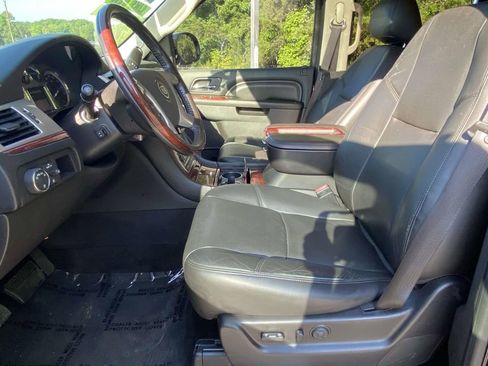 Used 2012 Cadillac Escalade Luxury AWD/4WD image 16