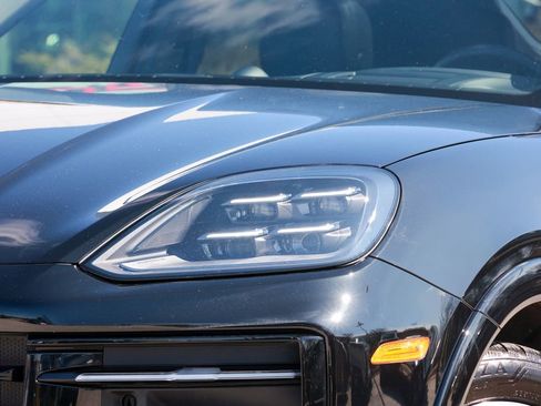 Certified 2025 Porsche Cayenne E-Hybrid Coupe image 19