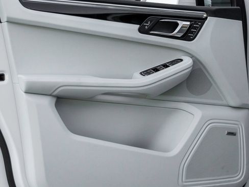 Certified 2026 Porsche Macan AWD/4WD image 19