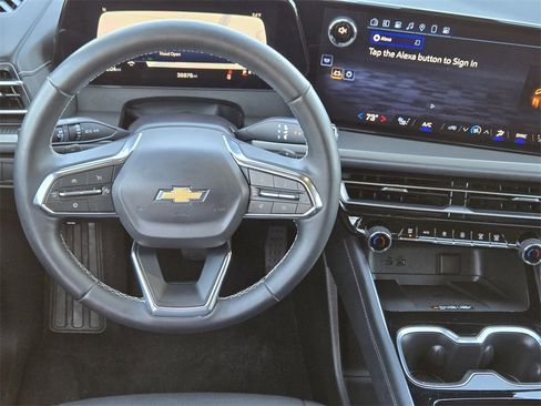 Used 2025 Chevrolet Traverse LT image 10