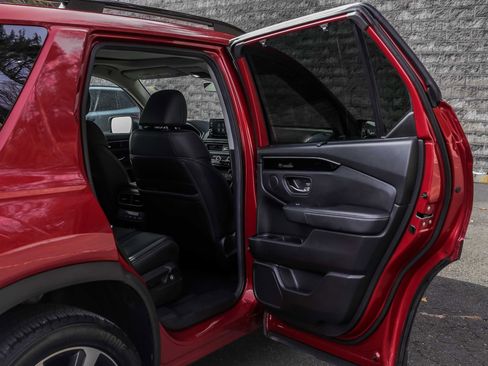 Used 2025 Honda Pilot Touring image 16