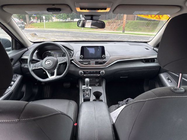 Used 2025 Nissan Altima 2.5 SV FWD image 11