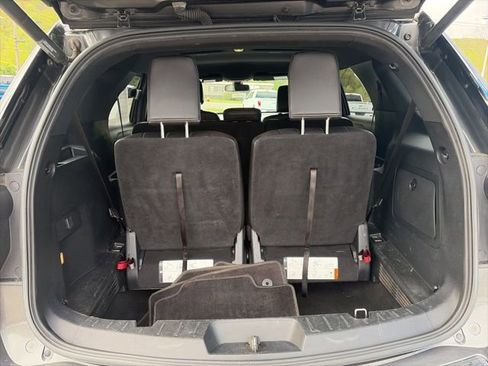 Used 2018 Ford Explorer XLT w/ Equipment Group 202A AWD/4WD image 8