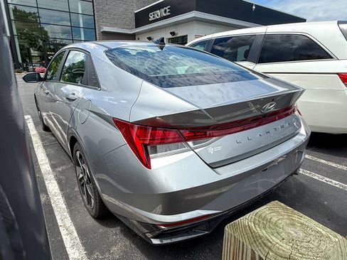 Used 2022 Hyundai Elantra SEL w/ Convenience + Premium Package FWD image 4
