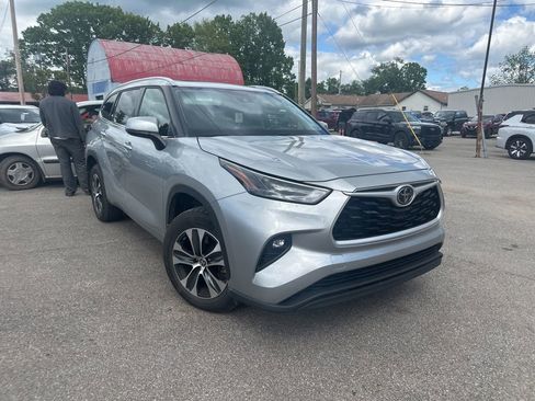 Used 2022 Toyota Highlander XLE AWD/4WD image 3