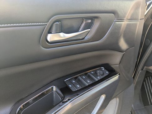 Used 2025 Nissan Pathfinder SL image 12