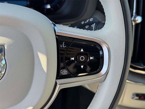 Used 2023 Volvo XC60 B5 Plus image 20