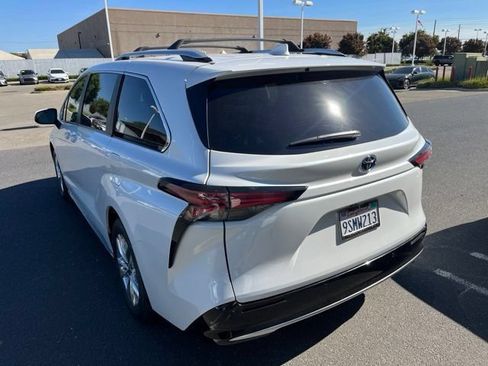 Used 2025 Toyota Sienna Limited FWD image 5