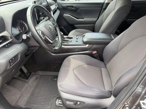 Certified 2025 Toyota Highlander LE FWD image 18