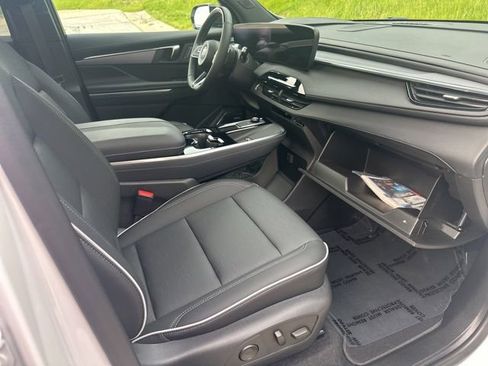 Used 2025 Buick Enclave Sport Touring w/ Super Cruise Package FWD image 43