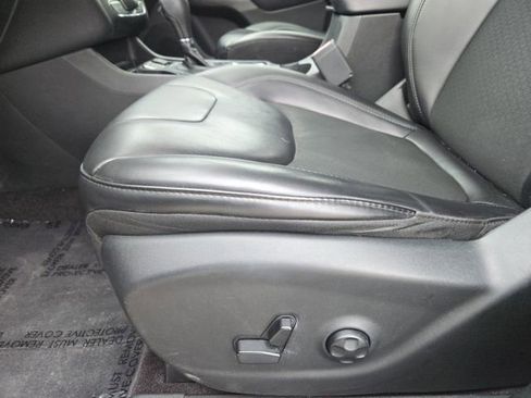 Used 2019 Jeep Cherokee Latitude Plus w/ Comfort/Convenience Group image 25