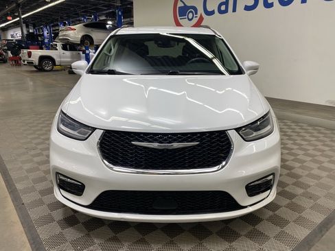 Used 2022 Chrysler Pacifica Touring-L image 6