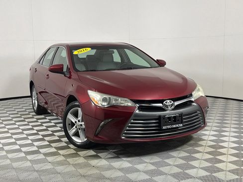Used 2016 Toyota Camry LE FWD image 2