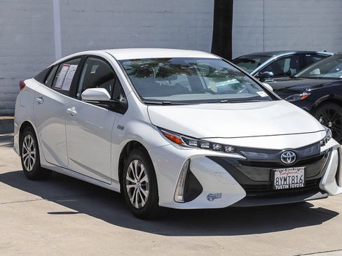 Certified 2022 Toyota Prius Prime XLE FWD image 3