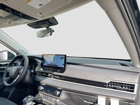 New 2025 Mitsubishi Outlander SE image 31