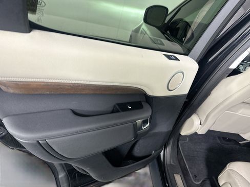 Used 2019 Land Rover Discovery HSE image 27