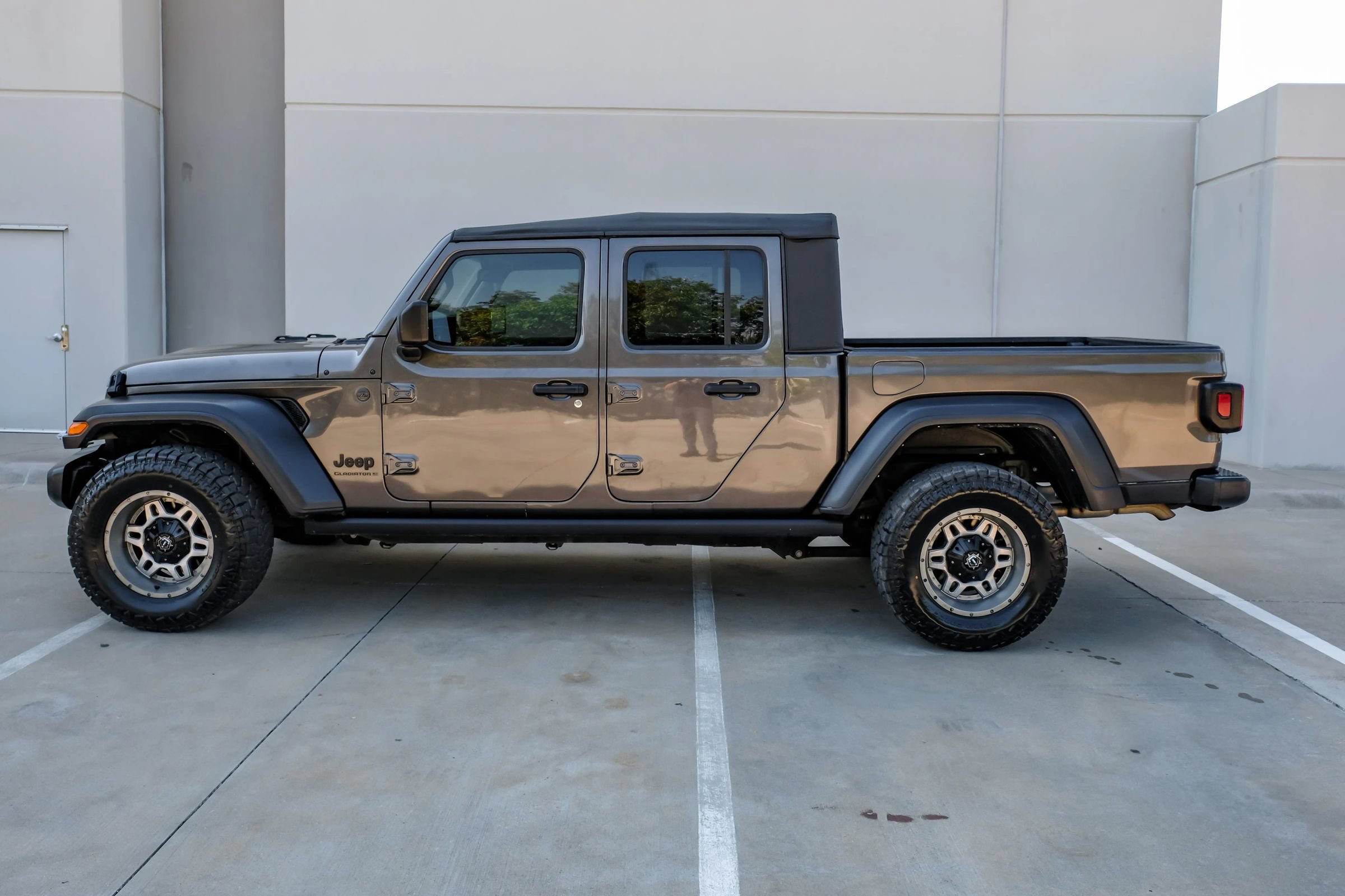 Used 2023 Jeep Gladiator Sport AWD/4WD image 16