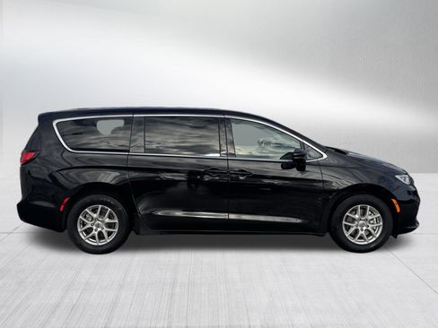 Used 2024 Chrysler Pacifica Touring-L image 8