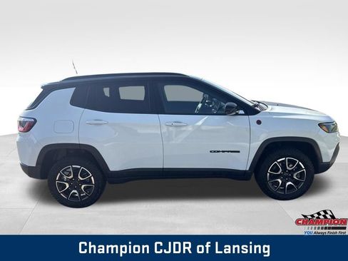 Used 2025 Jeep Compass Trailhawk AWD/4WD image 9