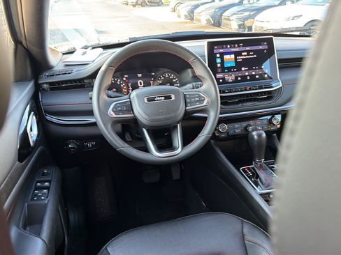 Used 2025 Jeep Compass Trailhawk AWD/4WD image 18