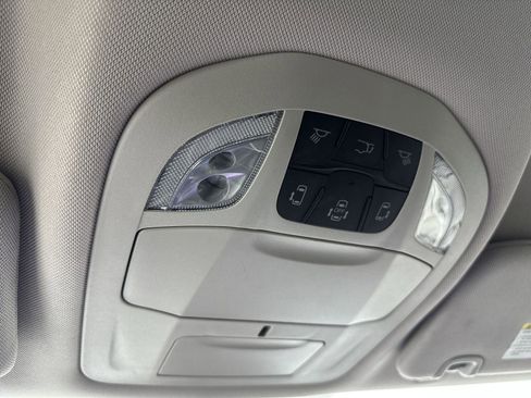 Used 2023 Chrysler Pacifica Touring-L image 25