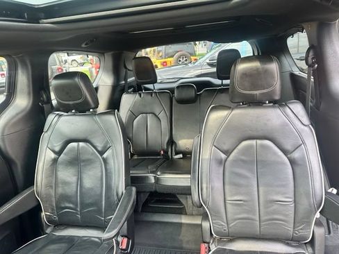 Used 2019 Chrysler Pacifica Limited w/ S Appearance Package FWD image 25