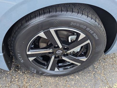 Used 2024 Nissan Sentra SV FWD image 33
